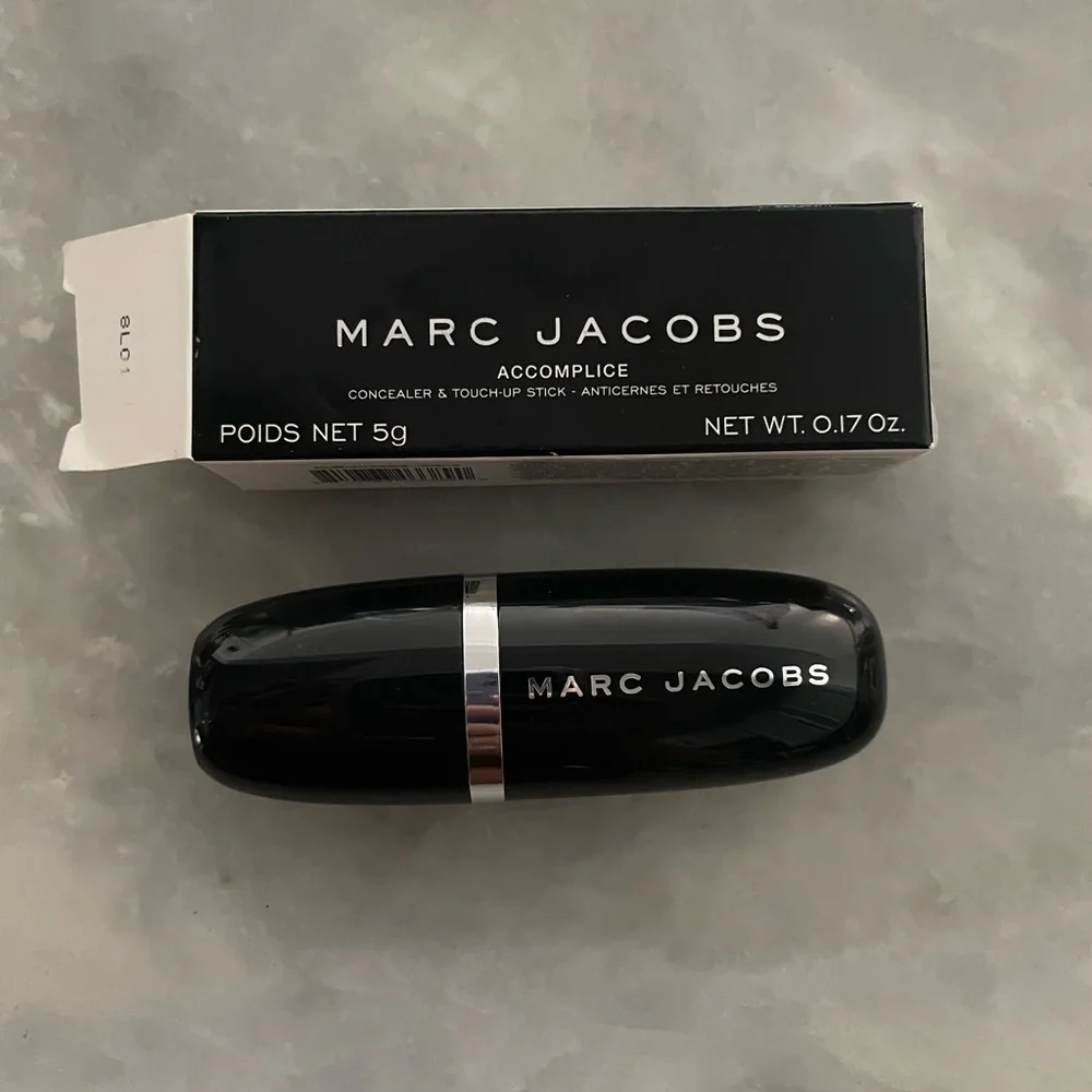 Marc Jacobs Beauty Accomplice Concealer & Touch-Up Stick DEEP 56